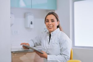 Cómo elegir un buen ortodoncista: profesional revisando el estudio de un paciente en la consulta