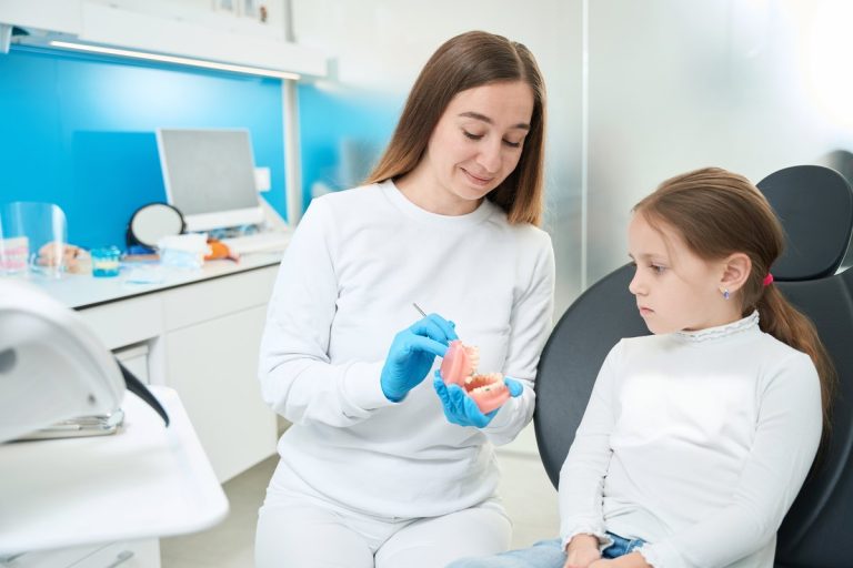 Primera valoración de ortodoncia infantil: la odontóloga explica el caso con un modelo dental